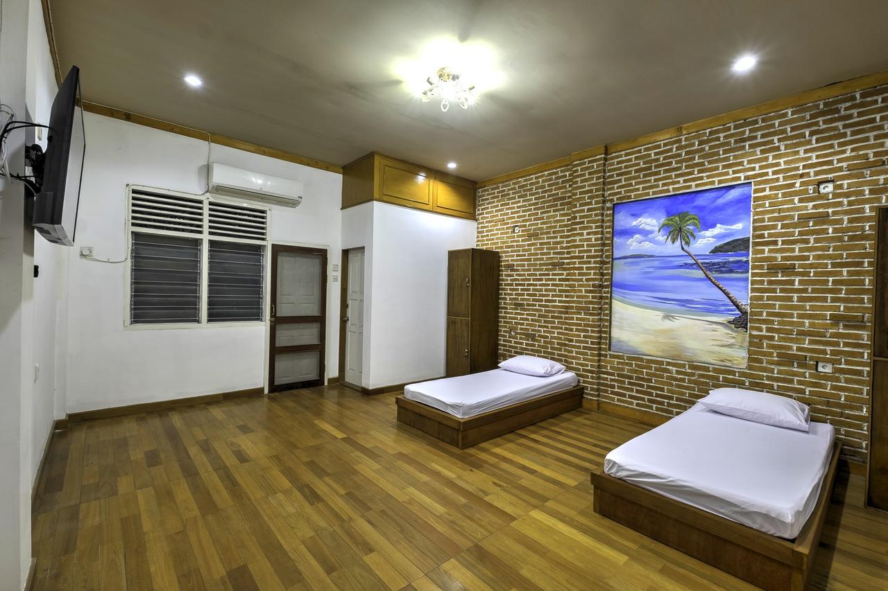 Riverside Hostel Padang Exterior photo